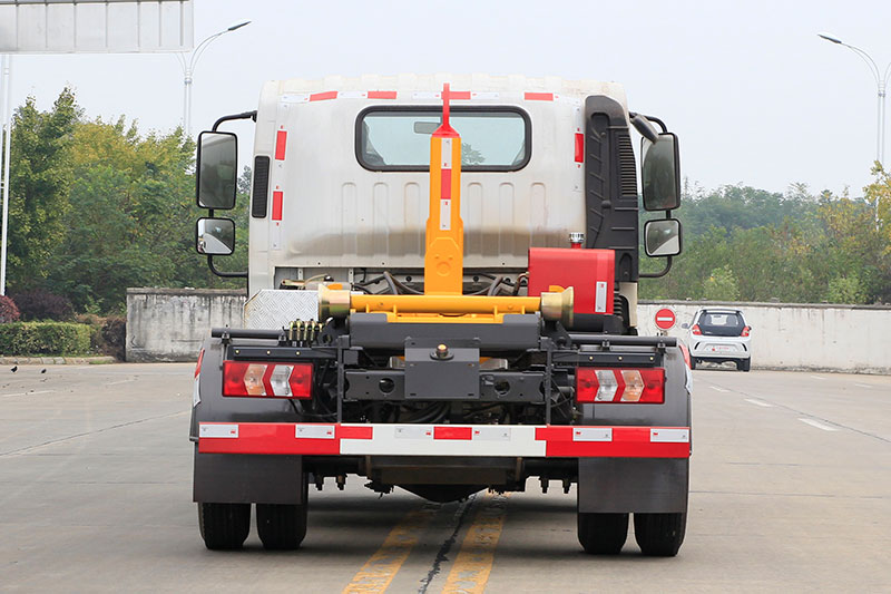 東風柳汽- L2勾臂套臂垃圾車(chē)-可上藍(lán)牌 6方生(shēng)活垃圾箱 建築垃圾箱