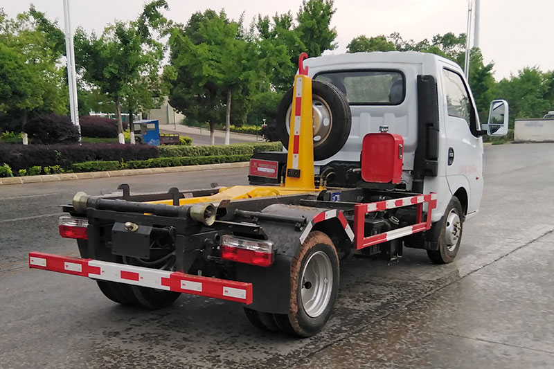 東風途逸勾臂垃圾車(chē) 3方生(shēng)活垃圾箱