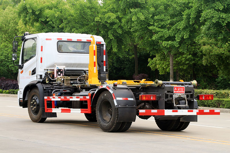 東風T3套臂垃圾車(chē) 7方建築垃圾箱