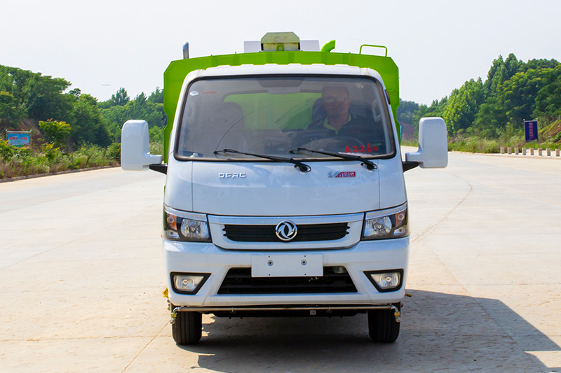 東風途逸洗掃車(chē) 2垃圾箱  2方清水箱