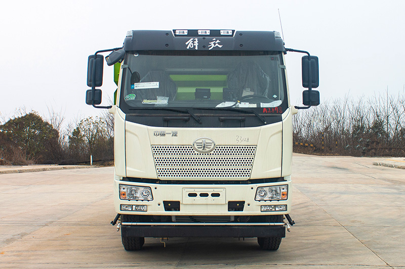 解放(fàng)J6L洗掃車(chē)    7垃圾箱  9方清水箱