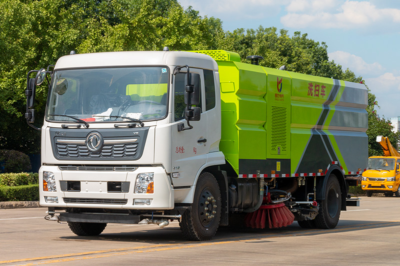 東風天錦洗掃車(chē)    7垃圾箱  9方清水箱