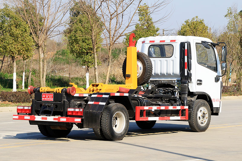 東風小(xiǎo)多利卡3308軸距（黃牌）勾臂垃圾車(chē) 5方