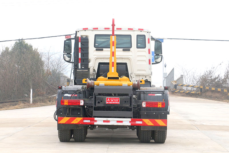 重汽豪沃後雙橋套臂垃圾車(chē) 20方