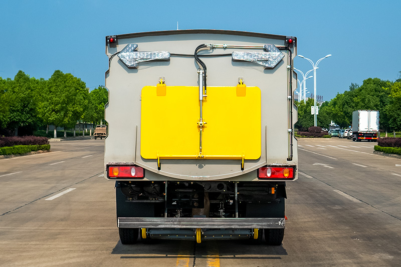 東風華神T3掃路車(chē)  5方垃圾箱 2方清水箱