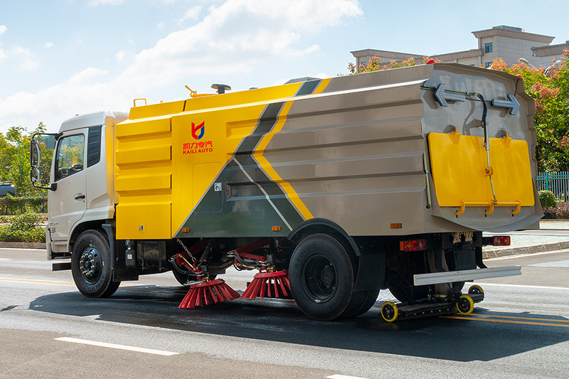 東風天錦掃路車(chē)   8方垃圾箱 4方清水箱