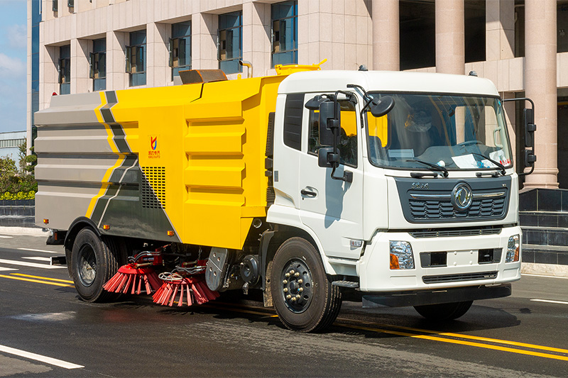 東風天錦掃路車(chē)   8方垃圾箱 4方清水箱