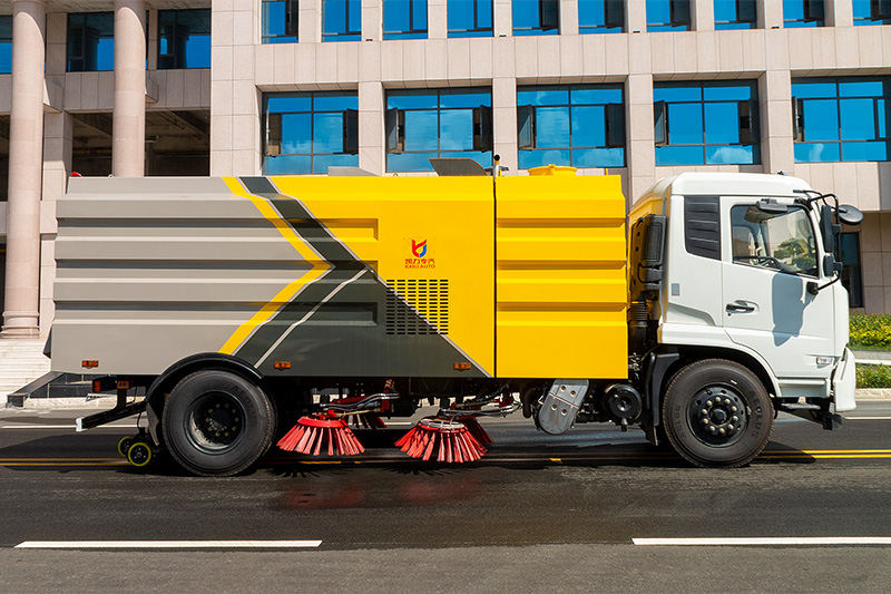 東風天錦掃路車(chē)   8方垃圾箱 4方清水箱