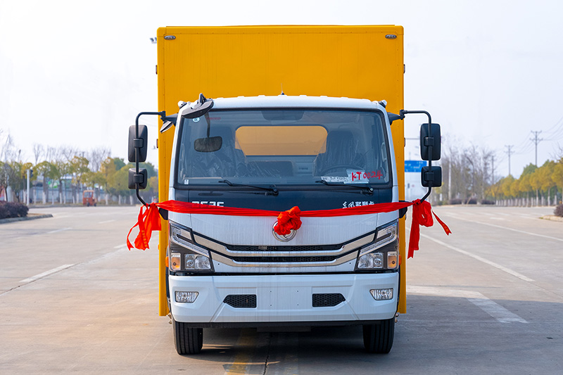 東風多利卡紫外(wài)光固化管道修複車(chē)